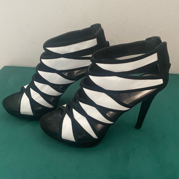 Carlos Santana black and white zip up heels - Picture 2 of 5